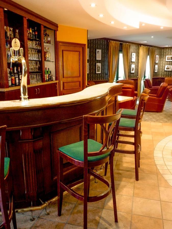 Logis Hotel - Restaurant Le Tulipier Vienne-le-Château Kültér fotó