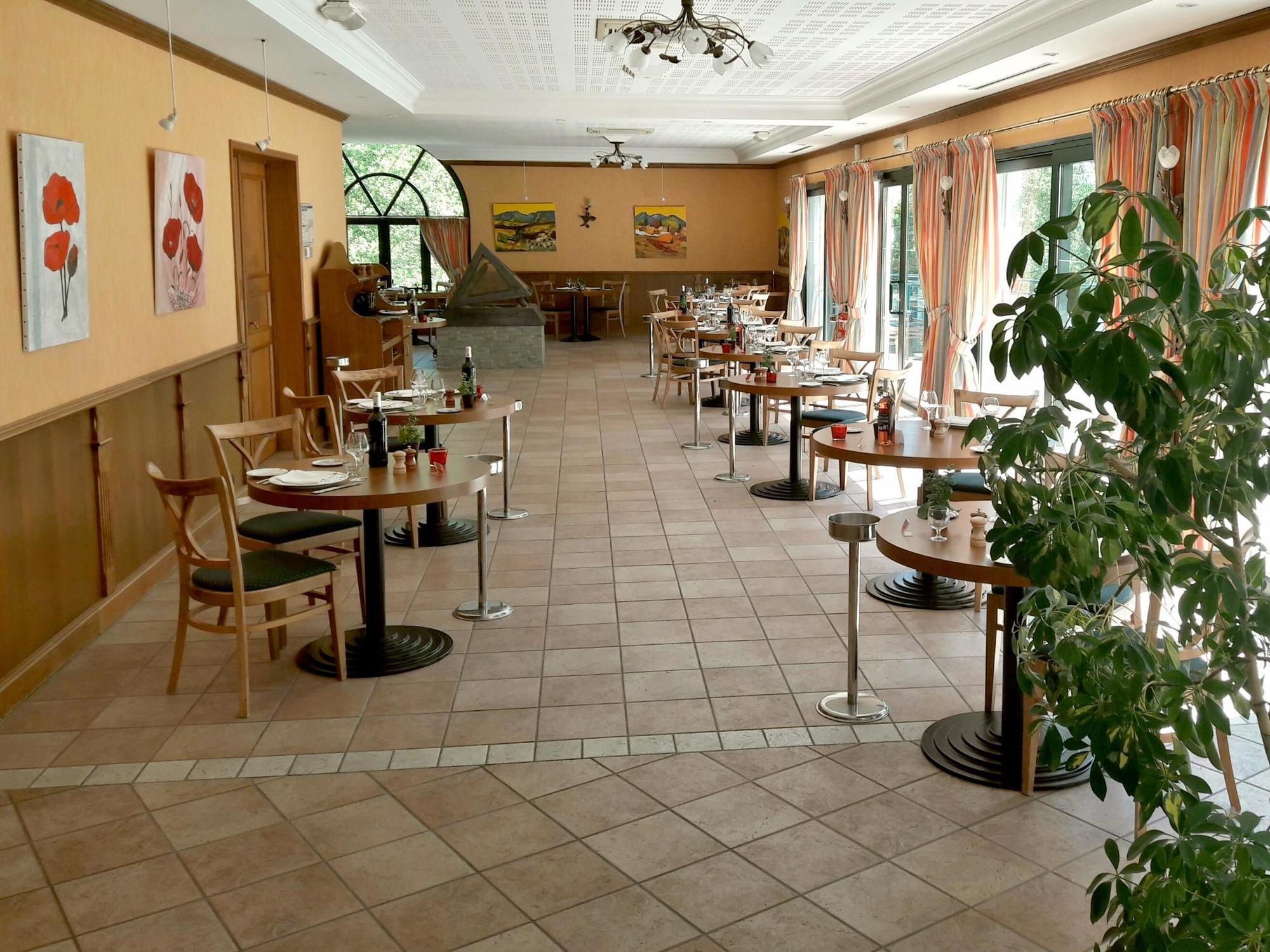 Logis Hotel - Restaurant Le Tulipier Vienne-le-Château Kültér fotó