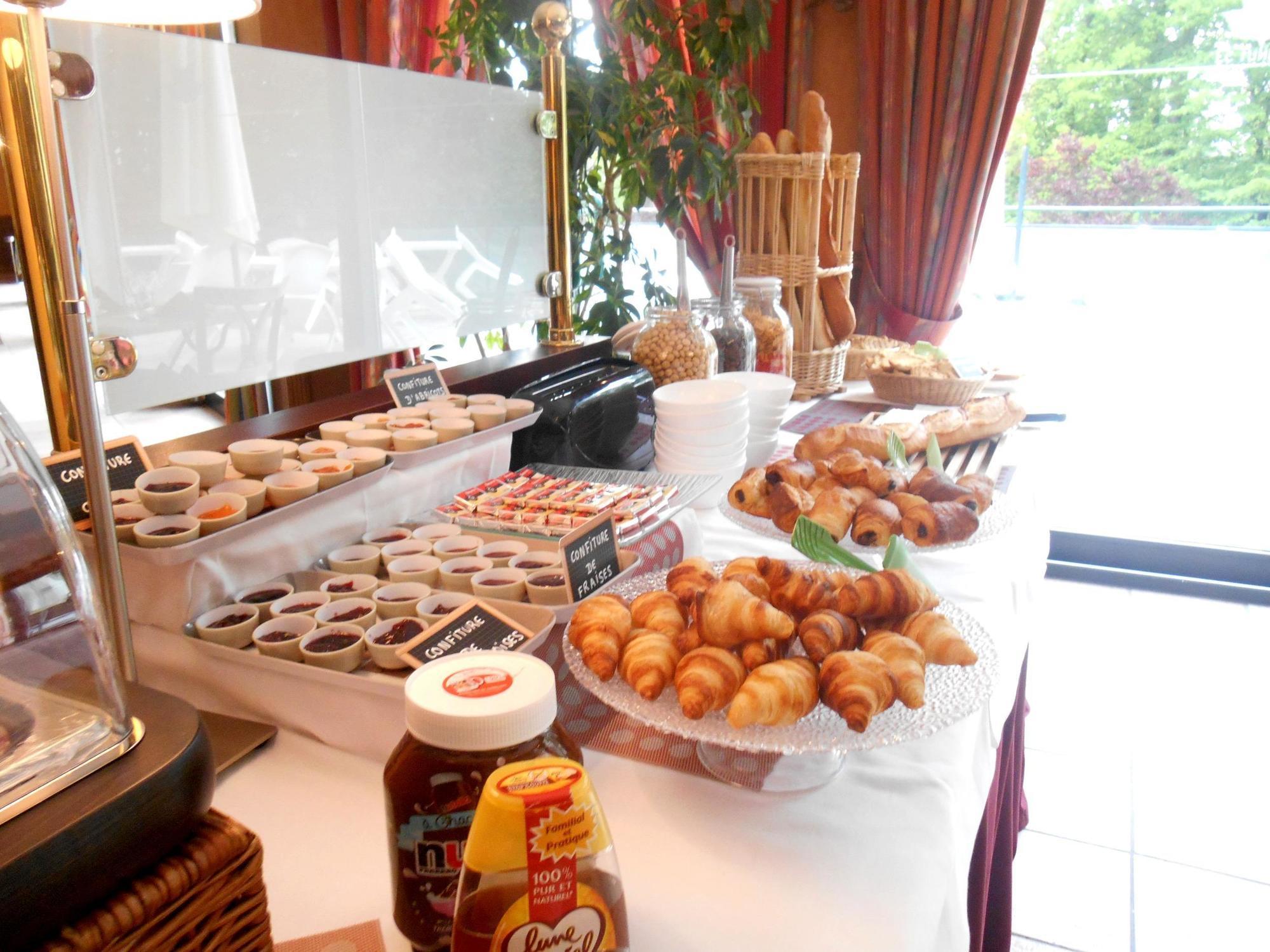 Logis Hotel - Restaurant Le Tulipier Vienne-le-Château Kültér fotó